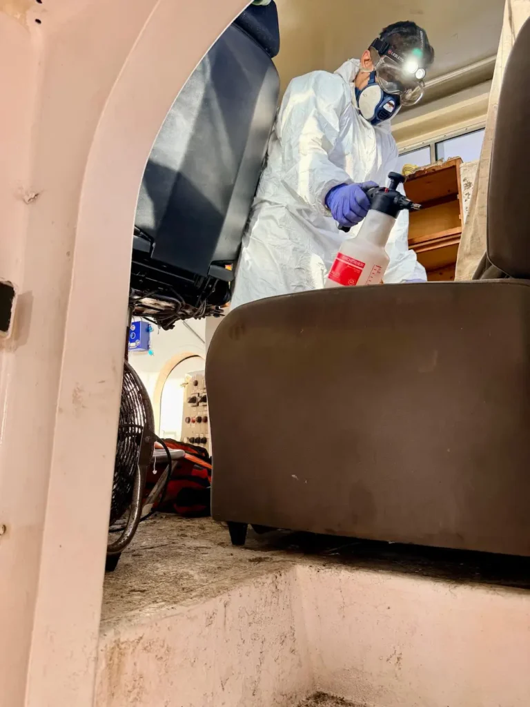 Aplicación de laca biocida en la cabina de mando del pesquero