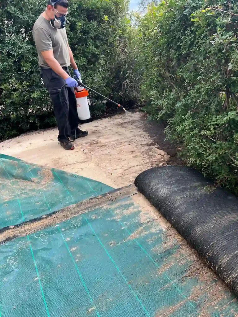 Aplicación de insecticida en jardín de Campoamor