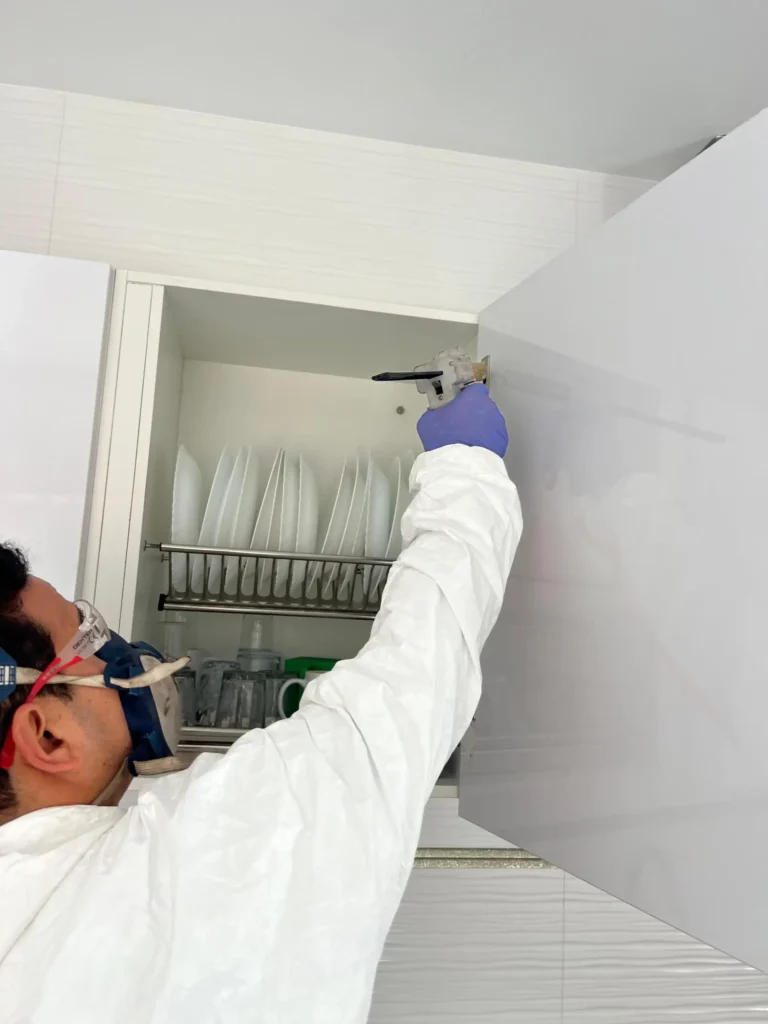 Aplicación del gel biocida en otras partes sensibles del hogar