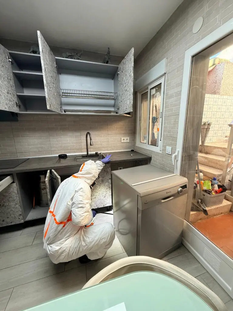 Aplicación del tratamiento detrás del lavavajillas