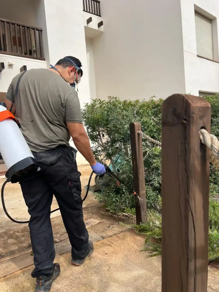 Realizando una barrera perimetral en jardín de Campoamor